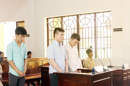 Bị cáo Nguyễn Thái An (bìa phải) cùng đồng bọn tại phiên xét xử sơ thẩm của Tòa án nhân dân tỉnh.