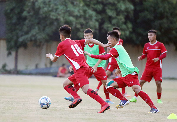 Các tuyển thủ U.19 Việt Nam tập luyện trong ngày 2-7