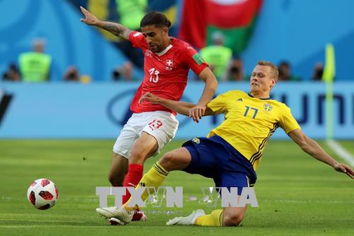 Pha tranh bóng giữa cầu thủ Ricardo Rodriguez (trái) của Thụy Sĩ với Viktor Claesson của Thụy Điển trong trận đấu loại trực tiếp vòng 1/8 World Cup 2018 diễn ra tại Saint Petersburg, Nga ngày 3-7. THX/ TTXVN .