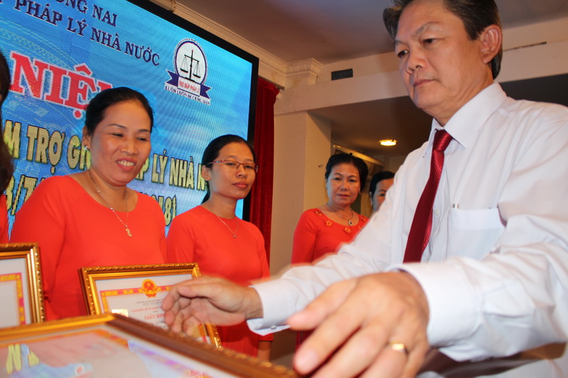 Ông Ngô Văn Toàn, Phó Giám đốcSở Tư pháp tỉnh tặng giấy khen của Sở Tư pháp tỉnh cho các cá nhân xuất sắc