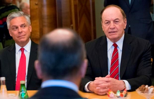 Ngoại trưởng Nga Sergey Lavrov (giữa) lắng nghe Thượng nghị sĩ Mỹ Richard Shelby (phải) trong cuộc gặp với các nghị sỹ Mỹ ngày 3/7 tại Moskva, Nga. (Nguồn: Getty)