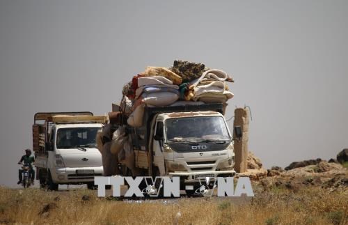  Người dân sơ tán khỏi các khu vực xung đột ở tỉnh Daraa ngày 24-6. (Ảnh: AFP/TTXVN)