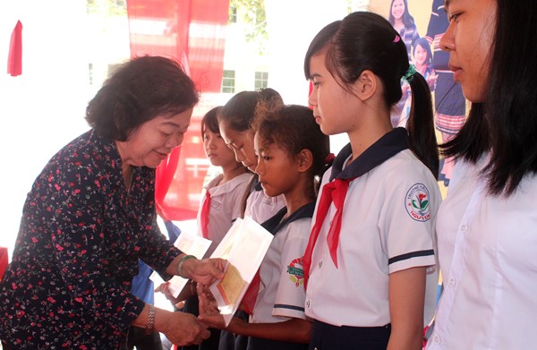 Đồng chí Trương Mỹ Hoa, Chủ tịch Qũy học bổng Vừ A Dính trao học bổng cho các em học sinh dân tộc 