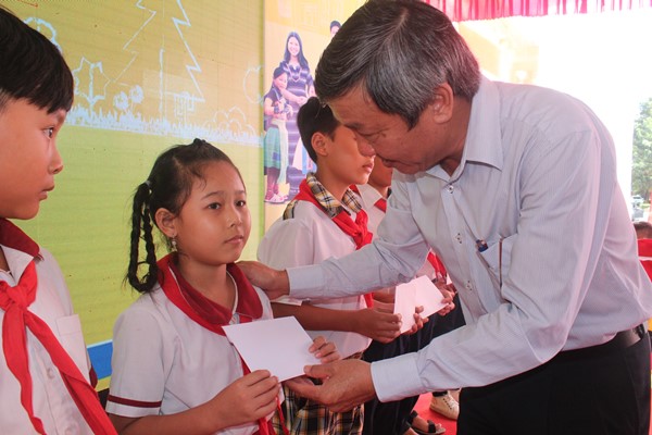 Đồng chí Hồ Thanh Sơn, Ủy viên Ban TVTU, Trưởng ban Dân vận Tỉnh ủy trao học bổng cho các em học sinh 