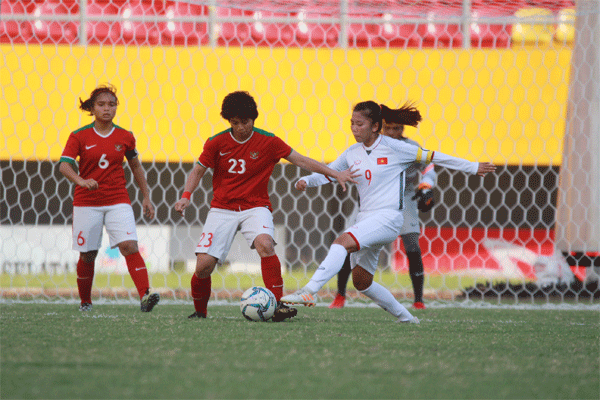 Tuyển nữ Việt Nam (áo trắng) dễ dàng chiến thắng 5-0 trước truyển nữ chủ nhà Indonesia