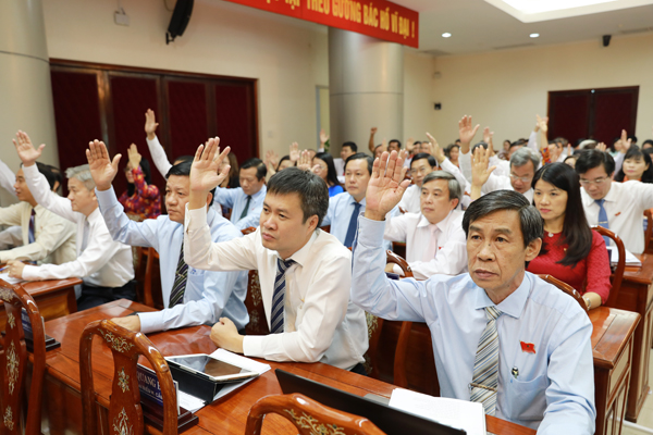 Các đại biểu biểu quyết thông qua chương trình kỳ họp thứ 6 HĐND tỉnh.
