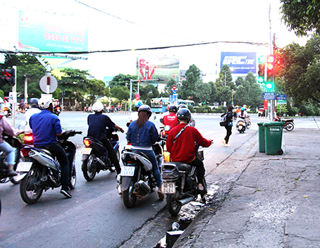 Nhiều phương tiện dừng vào làn cho phép xe máy rẽ phải khi có đèn đỏ tại một nút giao trên đường Nguyễn Ái Quốc, khu vực phía trước Trung tâm hội nghị và tổ chức sự kiện tỉnh (TP.Biên Hòa).