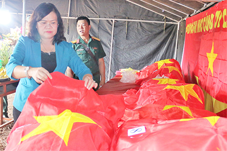 Phó chủ tịch UBND tỉnh Nguyễn Hòa Hiệp kiểm tra các hài cốt liệt sĩ đã được cất bốc.