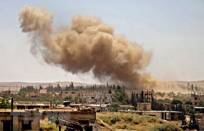 Khói bốc lên sau các cuộc không kích của quân đội Chính phủ Syria xuống khu vực do phiến quân chiếm giữ ở Daraa ngày 26-6. (Nguồn: AFP/TTXVN)