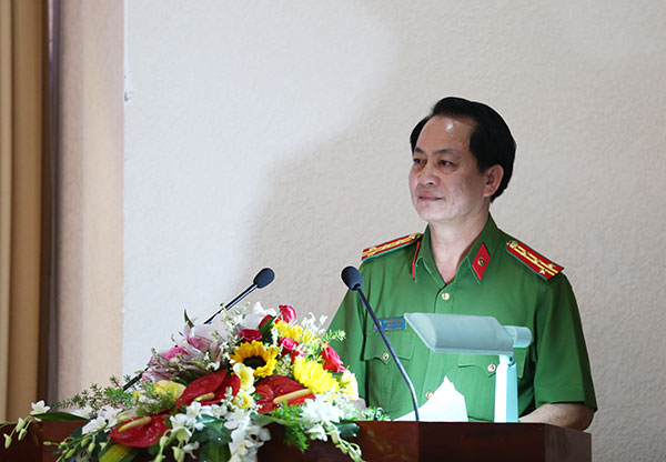 Đại tá Nguyễn Văn Kim, Phó giám đốc Công an tỉnh trả lời chất vấn về tình hình an ninh trật tự
