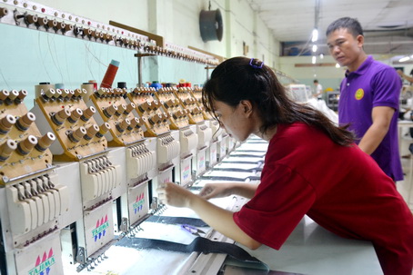 Thêu gia công nhãn mác tại Công ty TNHH một thành viên may mặc Nhật Long Anh (phường An Bình, TP.Biên Hòa).