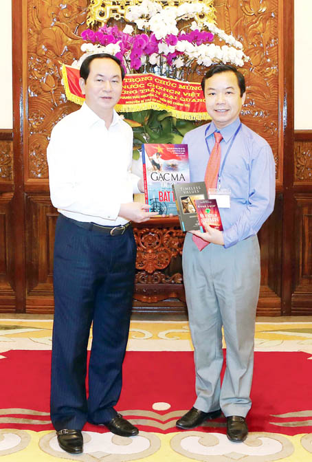 Ông Nguyễn Văn Phước (phải), Giám đốc First News, tặng Chủ tịch nước Trần Đại Quang tại Phủ chủ tịch bản thảo Gạc Ma - Vòng tròn bất tử vào tháng 5-2016.