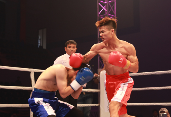 Nguyễn Văn Đương (áo đỏ) thắng tuyệt đối trước võ sĩ người Hàn Quốc Lee Seong Ho ở hạng cân 56kg nam