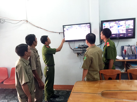 Công an phường Xuân Trung theo dõi tình hình an ninh trật tự trên địa bàn qua hệ thống camera an ninh.