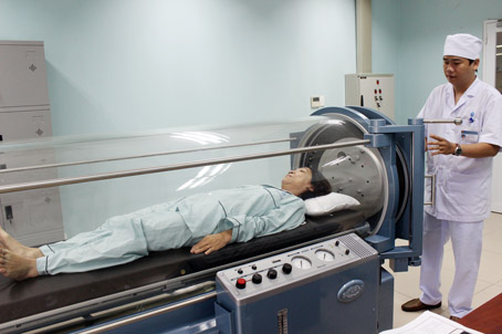 Bệnh nhân đang được điều trị bệnh bằng ôxy cao áp tại Bệnh viện đa khoa Đồng Nai.