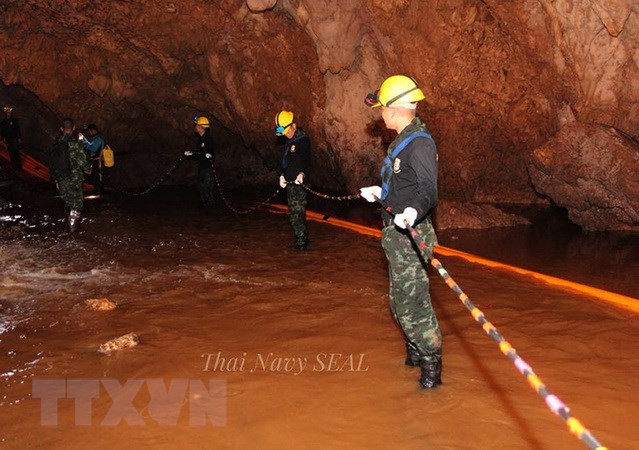 Lực lượng cứu hộ trong chiến dịch giải cứu đội bóng thiếu niên bị mắc kẹt trong hang Tham Luang ngày 6-7. (Nguồn :EPA-EFE/THAI NAVY SEAL/TTXVN)