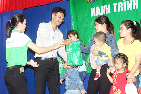 Chủ tịch Công đoàn cơ sở Công ty TNHH Pousung Việt Nam Lê Nhật Trường tặng sữa cho con công nhân lao động công ty.