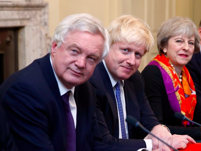 Thủ tướng Anh Theresa May và hai vị bộ trưởng mới từ nhiệm: Boris Johnson và David Davis. (Nguồn: Business Insider)