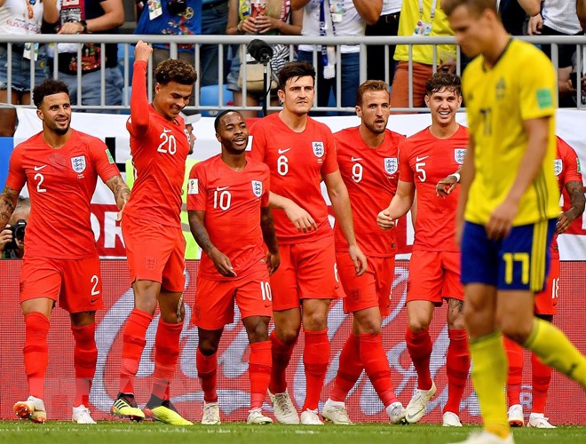 Các cầu thủ Anh ăn mừng chiến thắng trong trận tứ kết gặp Thụy Điển. (Nguồn: THX/TTXVN)