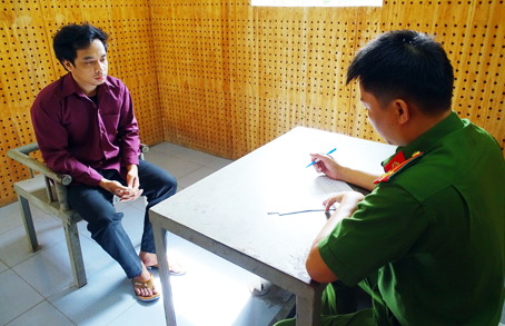 Công an huyện Nhơn Trạch làm việc với Lương Kim Sơn sau khi bắt giữ đối tượng