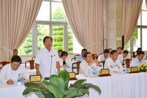 Đồng chí Nguyễn Văn Nải, Bí thư Thị ủy Long Khánh phát biểu đóng góp ý kiến tại hội nghị