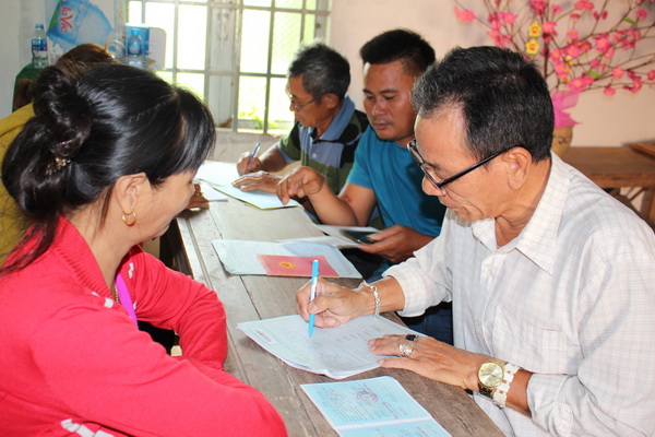 Ông Nguyễn Bá Chắn (bìa phải) hỗ trợ Công an thị trấn Vĩnh An điều tra nhân hộ khẩu tại KP.4. Ảnh: Đ.PHÚ