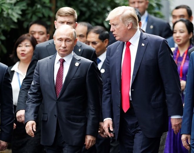 Tổng thống Mỹ Donald Trump và người đồng cấp Nga Vladimir Putin tại Hội nghị APEC diễn ra ở Đà Nẵng, Việt Nam. (Nguồn: Time)