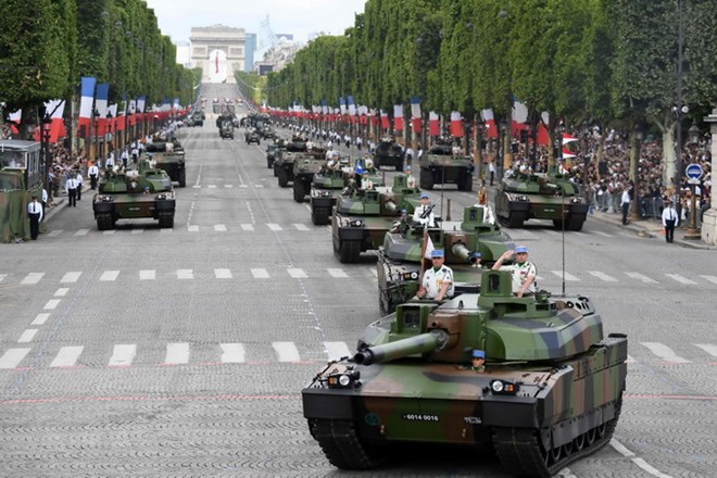 Xe tăng quân đội Pháp diễu binh trên đại lộ Champs-Elysees ngày 14-7. (Ảnh; AFP/TTXVN)