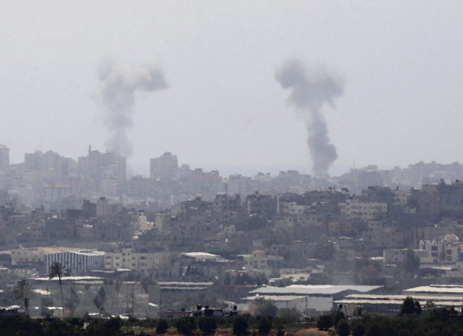 Khói bốc lên sau cuộc không kích của Israel nhằm vào các vị trí của phong trào Hamas tại phía bắc Dải Gaza ngày 29-5. (Ảnh: EPA-EFE/ TTXVN)