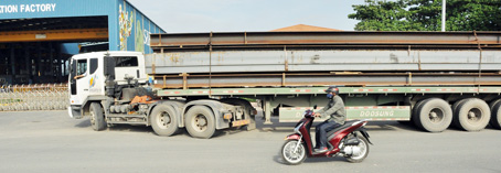 Nguy hiểm nhất là các xe chở dầm thép nặng hàng chục tấn chạy cùng với các phương tiện khác. Trong ảnh: Một xe tải chở dầm thép lưu thông trong đường Khu công nghiệp Long Thành (huyện Long Thành).