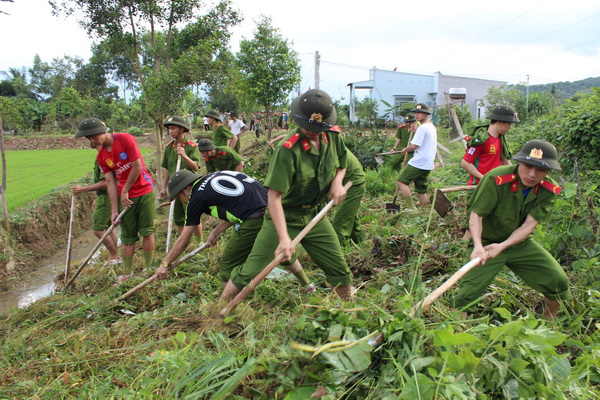 Các chiến sĩ Cảnh sát nhân dân Công an tỉnh tham gia công tác dân vận tại huyện Tân Phú.