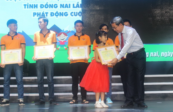 Phó chủ tịch UBND tỉnh Nguyễn Quốc Hùng trao giải nhất cho thí sinh Phan Nguyễn Thúy Anh (lớp 3/1 Trường tiểu học Trảng Dài, TP.Biên Hòa)