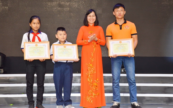 Giám đốc Sở Khoa học – công nghệ Nguyễn Thị Hoàng tặng giải nhì cho thí sinh