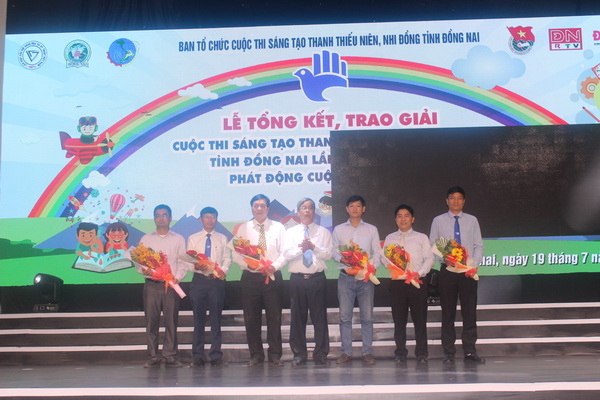  Ban tổ chức tặng hoa cho các thành viên ban giám khảo cuộc thi
