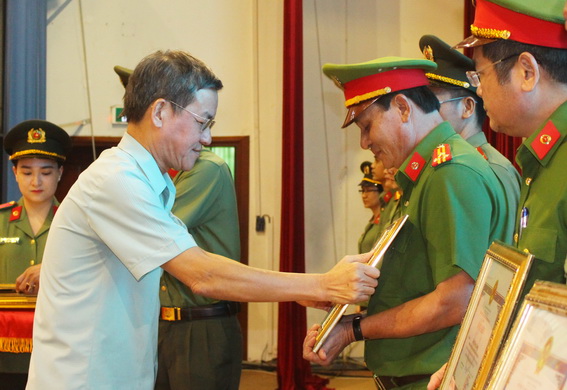 Chủ tịch UBND tỉnh Đinh Quốc Thái trao bằng khen cho các cá nhân, tập thể có thành tích xuất sắc