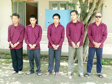 Trần Huy Thông (giữa) và đồng bọn khi bị bắt.