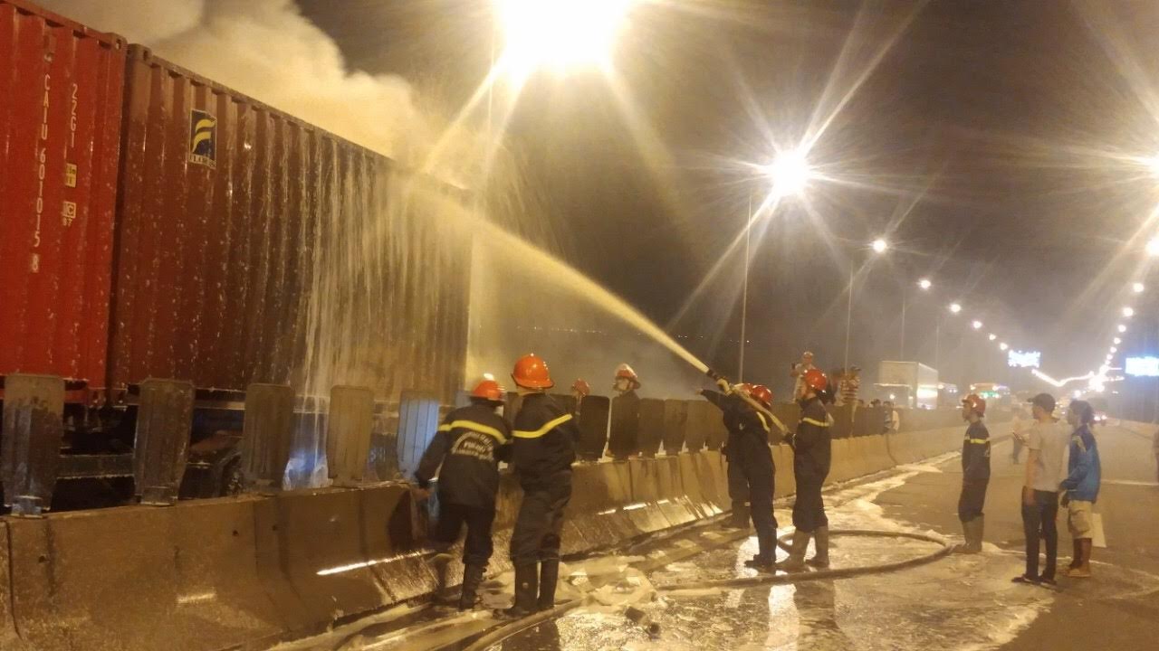 Lực lượng chức năng đang tổ chức dập tắt ngọn lửa trong vụ cháy.