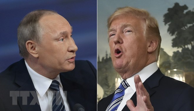 Tổng thống Nga Vladimir Putin (trái) và người đồng cấp Mỹ Donald Trump. (Ảnh: AFP/TTXVN)