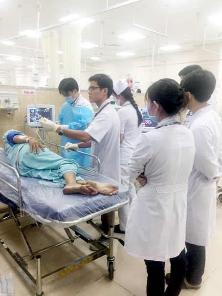 Một ca cấp cứu do tai nạn giao thông tại Bệnh viện đa khoa Đồng Nai. Ảnh: H.LÊ
