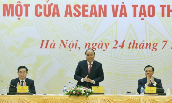 Thủ tướng Nguyễn Xuân Phúc, Phó Thủ tướng Vương Đình Huệ (bên trái) và Bộ trưởng Bộ Tài chính Đinh Tiến Dũng (bên phải) điều hành hội nghị