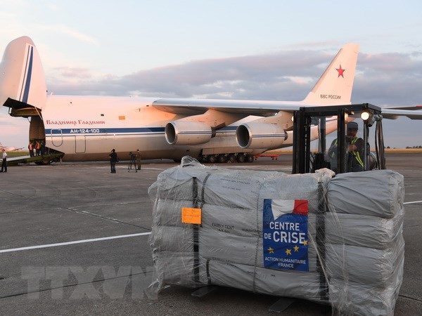 Xếp hàng viện trợ lên máy bay vận tải Antonov An-124 của Nga tại sân bay Chateauroux, Pháp để chuyển tới Syria ngày 20-7. (Ảnh: AFP/TTXVN)