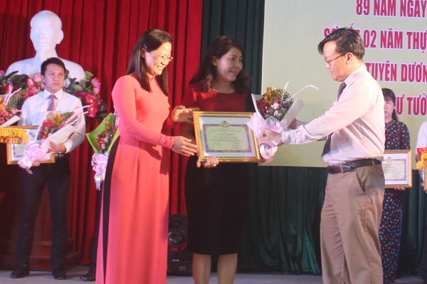 Phó bí thư Đảng ủy Khối các cơ quan tỉnh Nguyễn Minh Thanh (phải) trao giấy khen cho các cá nhân đạt thành tích xuất sắc trong việc thực hiện Chỉ thị 05.