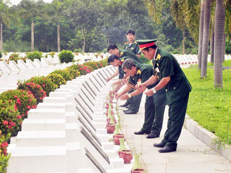 Các cựu chiến binh Đồng Nai thắp hương tưởng nhớ các đồng chí, đồng đội tại Nghĩa trang liệt sĩ tỉnh.