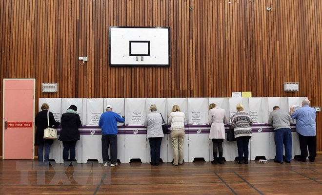 Cử tri Australia bỏ phiếu tại điểm bầu cử ở Sydney, ngày 2-7. (Nguồn: EPA/TTXVN)