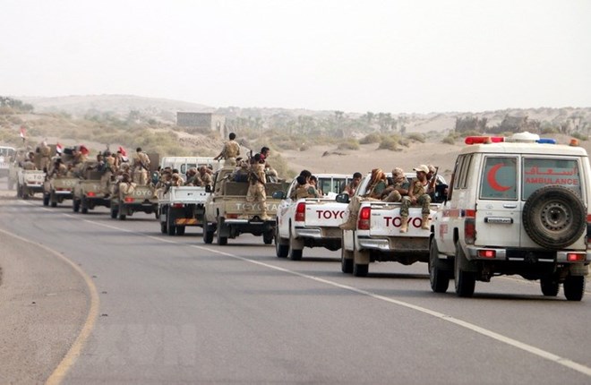 Các lực lượng Chính phủ Yemen tiến vào vùng ngoại ô thành phố Hodeidah trong chiến dịch giải phóng thành phố này từ phiến quân Houthi ngày 12-6. (Nguồn: EPA-EFE/TTXVN)