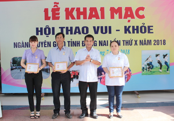 Trưởng ban Tuyên giáo Tỉnh ủy Thái Bảo chúc mừng các cá nhân được tặng Kỷ niệm chương Vì sự nghiệp Tuyên giáo năm 2018.