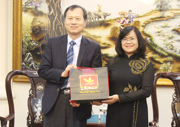 Đại diện lãnh đạo Tổng bệnh viện Vinh Dân (trái) trao quà lưu niệm cho Phó chủ tịch UBND tỉnh Nguyễn Hòa Hiệp tại buổi chào xã giao. ảnh: L.H