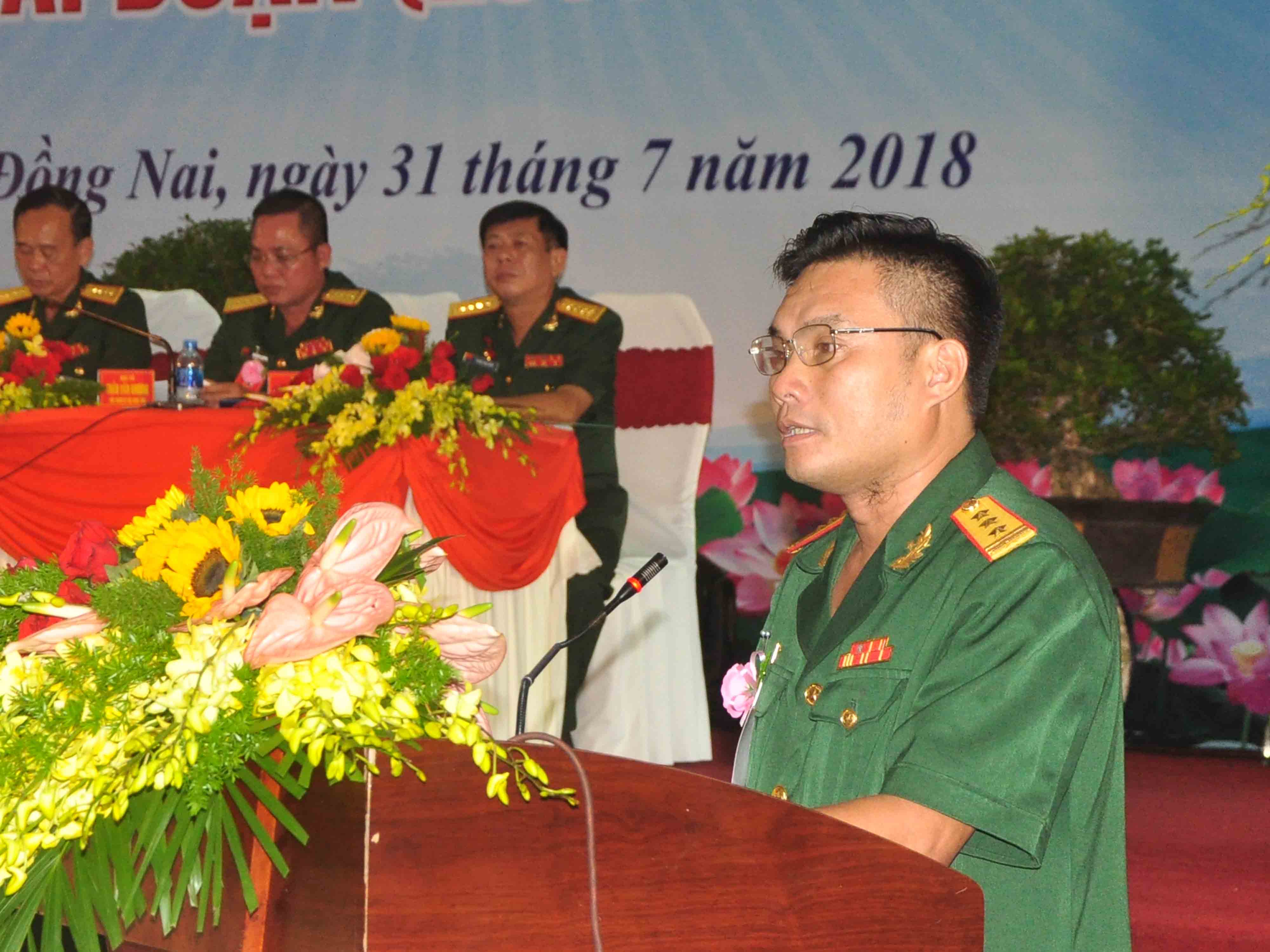 Thượng tá Bùi Tấn Mẫn, Chính trị viên Ban Chỉ huy quân sự huyện Thống Nhất trình bày về hoạt động họp mặt chức sắc, chức việc các tôn giáo vào dịp đầu năm (ảnh: Minh Thành)