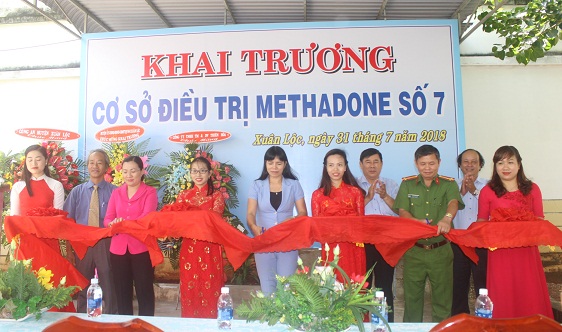 Các đại biểu cắt băng khai trương cơ sở điều trị cai nghiện các chất dạng thuốc phiện bằng Methadone thứ 7 tại huyện Xuân Lộc