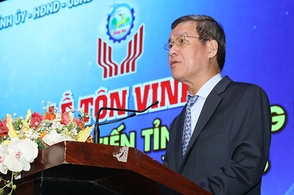 Đồng chí Đinh Quốc Thái phát biểu tuyên dương thành tích của các điển hình